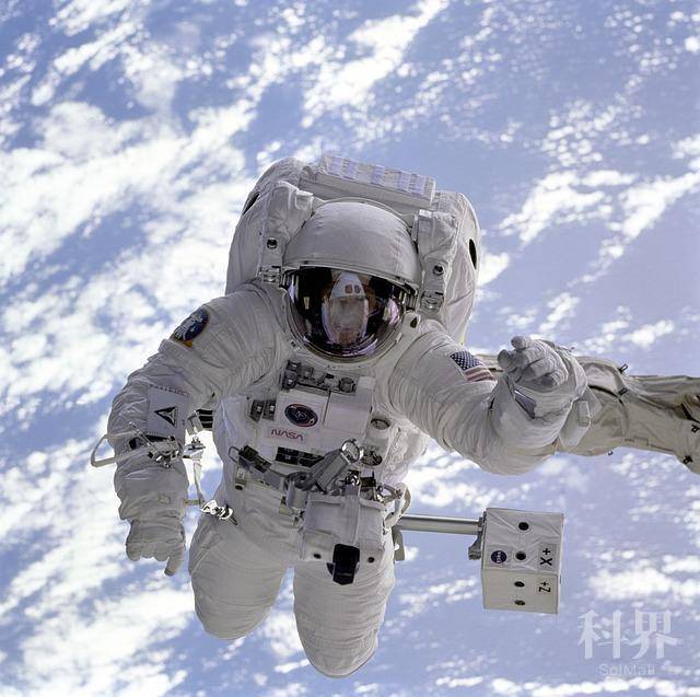 美宇航员太空行走为空间站换电池