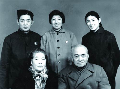 前排左起李夫人许淑彬,李四光,后排左起,女婿邹承鲁,女儿李林,外孙女