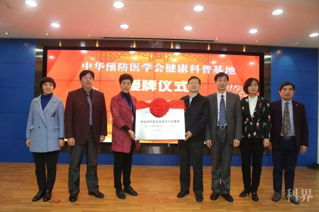 历史实物资料展览馆发起人之一杨军,湖北省预防医学会名誉会长孙昌松