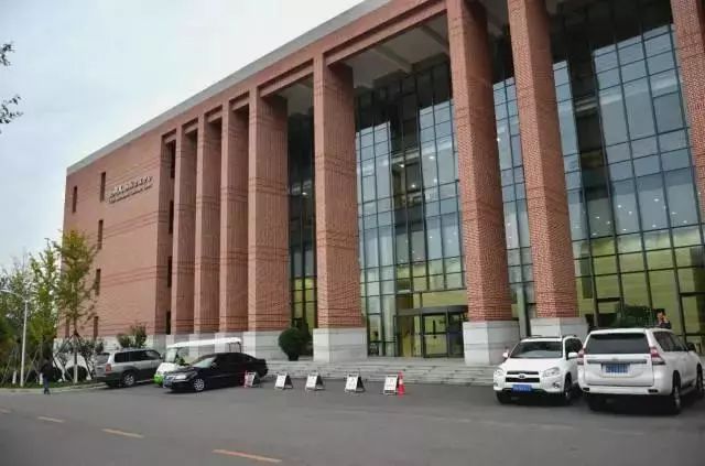 东西两区均有教学楼和学生公寓,除此之外,西区主要建筑包括图书馆