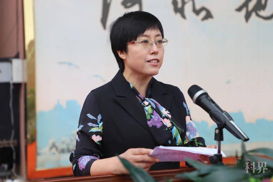 教师代表邵芳老师 2018级会计系刘昭萱同学,2020级电子信息系赵亚同