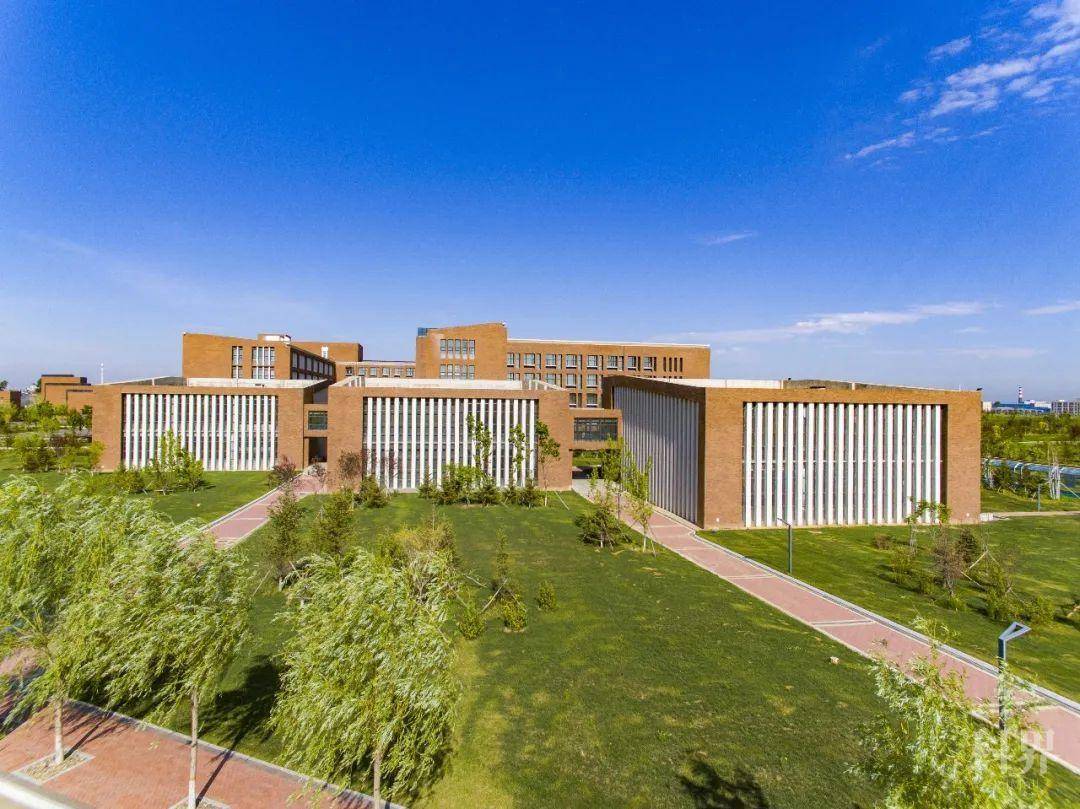 "吉林工商学院"拍了拍你,与你共赏校园美景