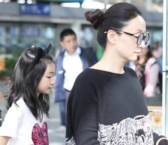 徐峥女儿首次曝光被嘲"最丑星二代",陶虹:养孩子就是养白眼狼