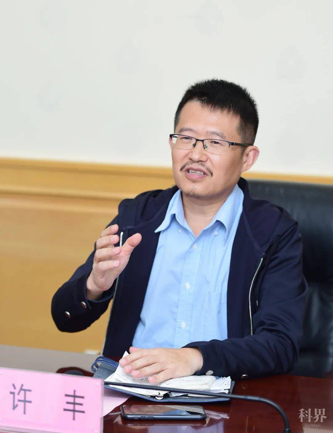 杨勤荣与量子芯云(山西)公司董事长许丰举行工作会谈