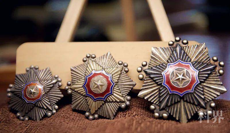 朝鲜最高人民会议常任委员会颁一,二,三级国旗勋章