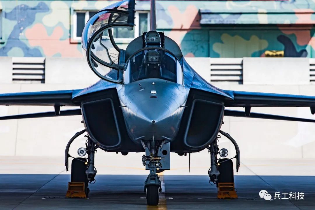 "猎鹰"家族出新品,l-15aw战斗/教练机既可训练也能作战,堪称穷国空军