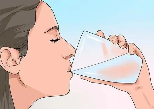这是因为人体在出汗后会损失大量的水分和电解质,大口喝水容易稀释