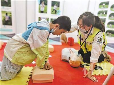 <p>    在银川市紧急救援中心展位，一位小朋友在讲解员的指导下学习心肺复苏术要领。</p>