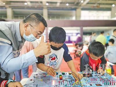 <p>    看着孩子们的优秀表现，现场的科技指导员伸出大拇指点赞。</p>