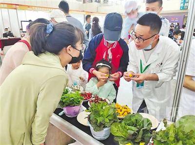 <p>    市民在观赏品鉴新品种水果蔬菜。</p>