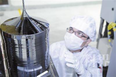 <p>    技术人员操作单晶硅棒出炉。</p>