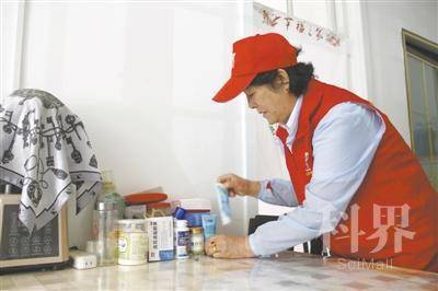 <p>　　“王兰花热心小组”志愿者入户开展志愿服务活动。</p>