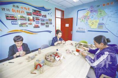 <p>　　居民在金花园社区活动室制作手工。</p>