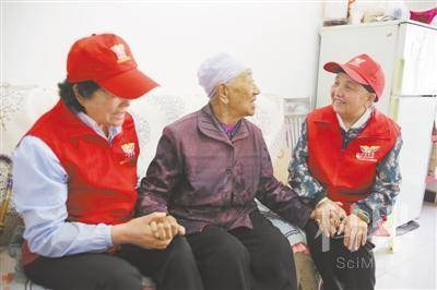 <p>　　王兰花（右一）走访社区居民。</p>