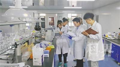 <p>    宁夏金宇浩兴农牧业股份有限公司营养检测团队做实验。</p>