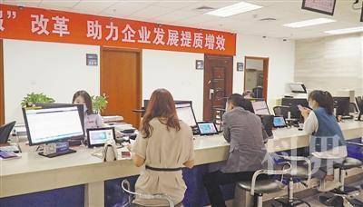 <p>    为企业和群众提供优质服务。  本报记者 贾莉 摄</p>