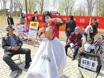 <p>    开展为民服务义剪活动。</p>