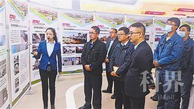 <p>    参观红色记忆工业史展。</p>