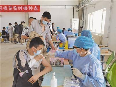 <p>    在企业建立新冠疫苗接种点。</p>