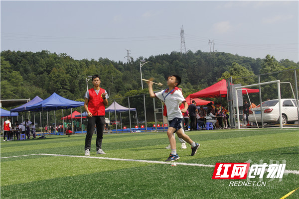 无人机及人工智能创新竞赛：学生选手在比赛 (1).jpg