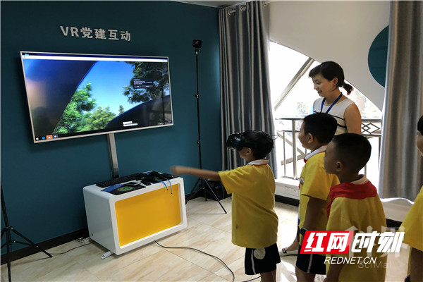 北湖区阳光苑社区科普e站：孩子们在体验VR党建学习.jpg