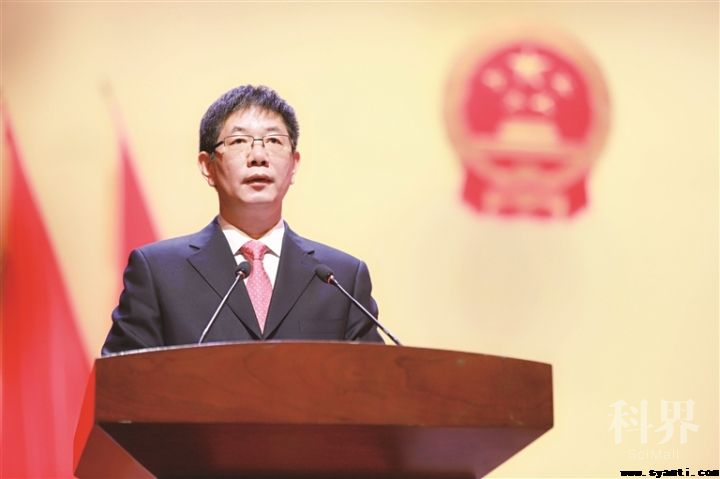 图片一:市长刘事青代表市人民政府向大会作政府工作报告