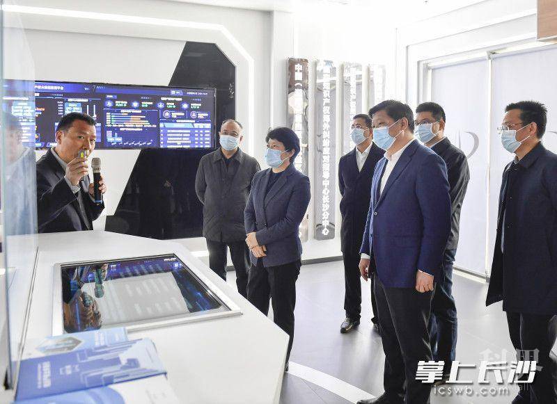 12月15日下午，省委常委、市委书记吴桂英调研湖南自贸试验区长沙片区，在知识产权服务中心了解相关工作开展情况。均为长沙晚报全媒体记者 余劭劼 摄