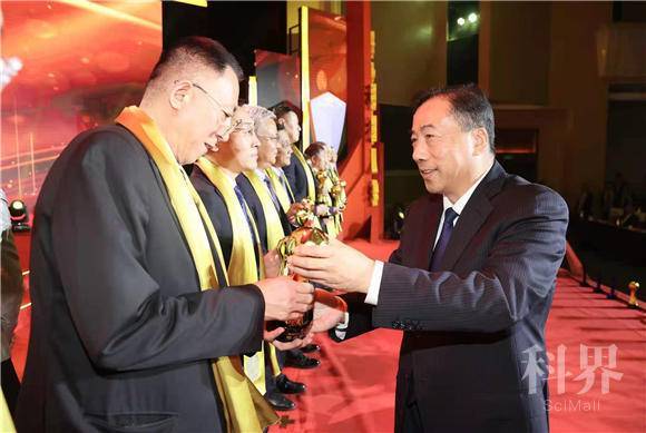 第十三届“影响济南”经济人物评选暨第三届“影响济南”科技人物评选揭晓 116名企业家科技工作者荣获经济和科技大奖 孙立成孙述涛出席颁奖活动并为获奖企业家科技工作者颁奖