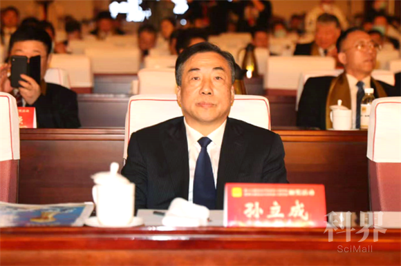 第十三届“影响济南”经济人物评选暨第三届“影响济南”科技人物评选揭晓 116名企业家科技工作者荣获经济和科技大奖 孙立成孙述涛出席颁奖活动并为获奖企业家科技工作者颁奖