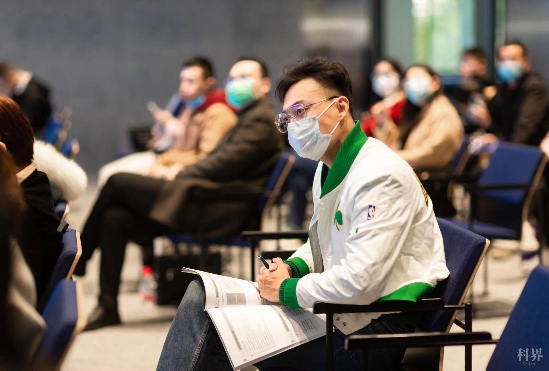 学员认真听课。