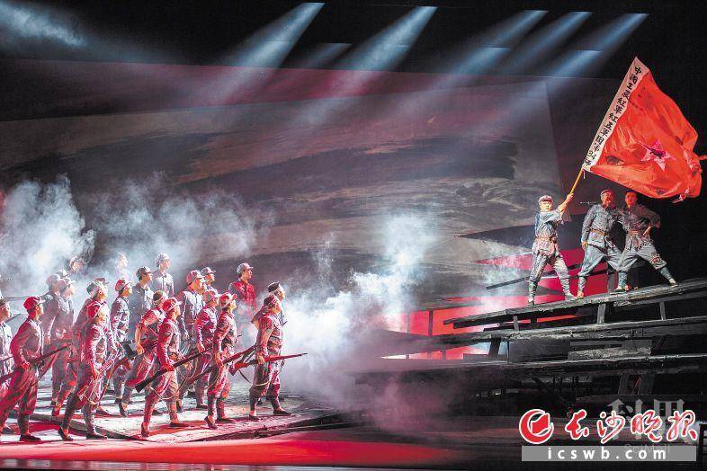 　　昨晚，原创湘剧《忠诚之路》在第七届湖南艺术节开幕式中展演，该剧讲述了长沙籍革命烈士陈树湘“断肠明志”的故事，让观众感受了红色文化的独特魅力。长沙晚报全媒体记者 黄启晴  摄