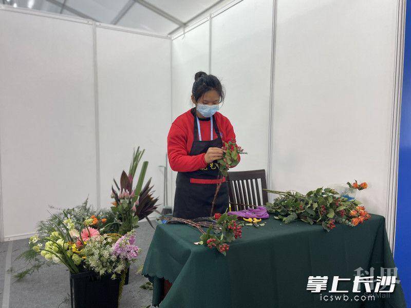 选手正在整理花材。