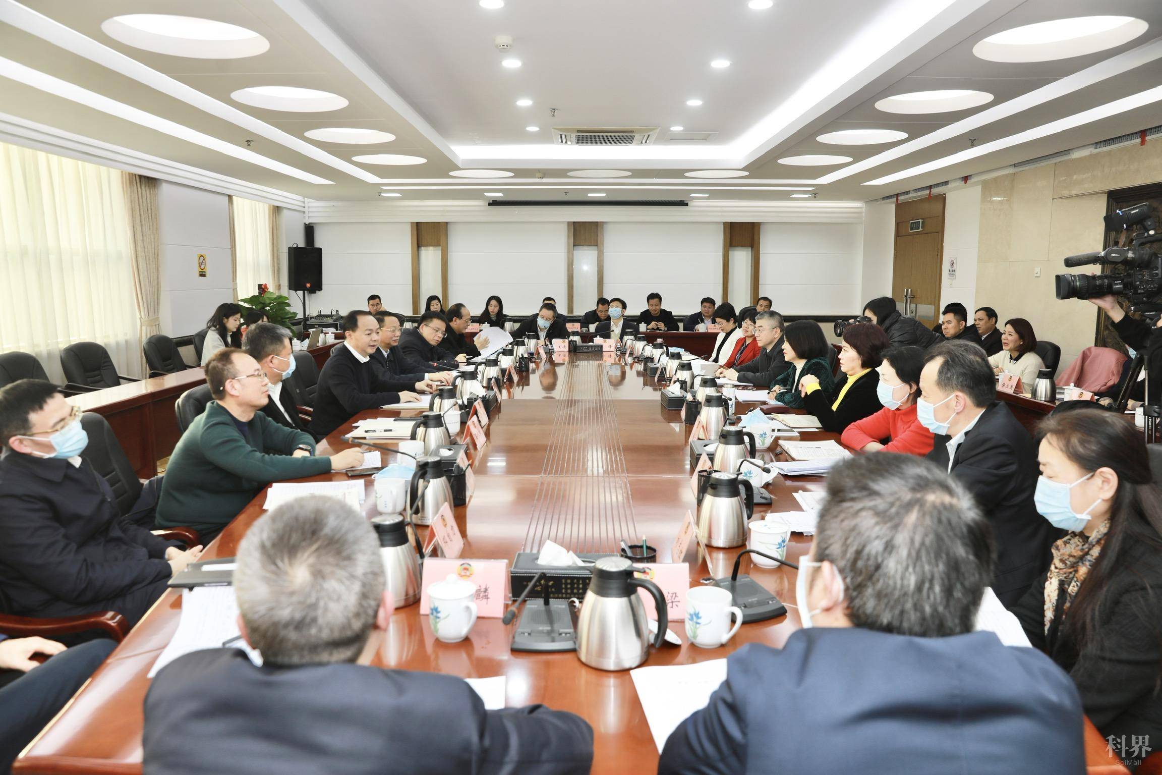 郑建新到市政协，就《报告》征求市政协、民主党派、工商联、无党派人士意见。刘书勤摄