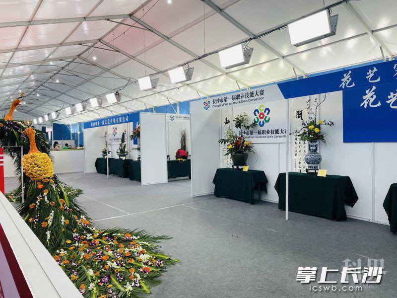 花艺竞赛项目现场展出的花艺作品极具观赏性。