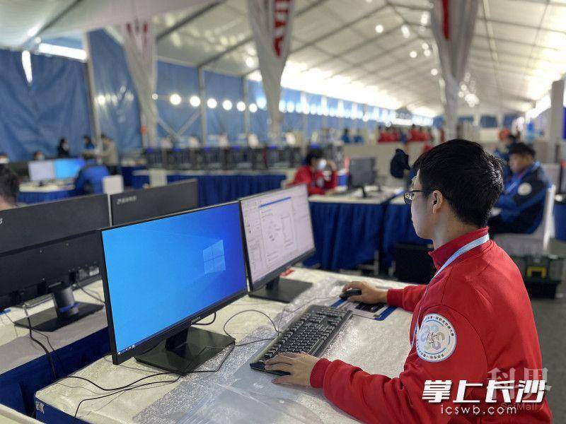 选手正在参加CAD机械设计项目。