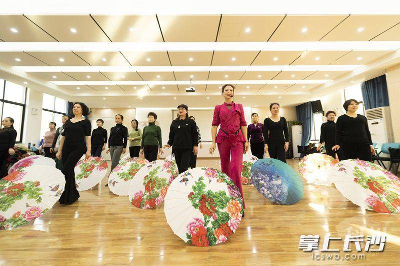 在天心区新开铺街道桥头社区银发老年大学，社区老人在进行舞蹈课程的学习。