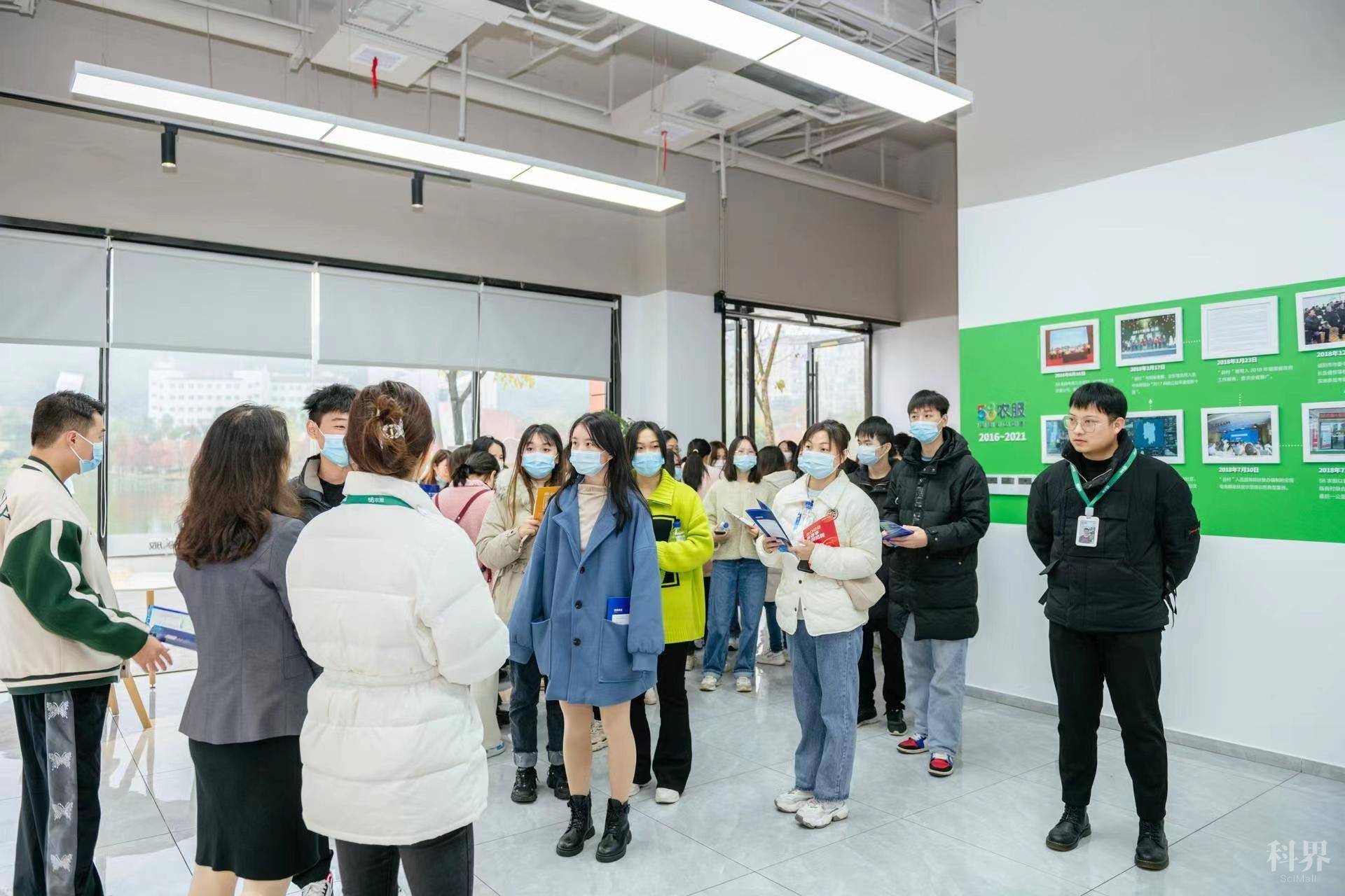 毕业生“考察”企业。通讯员 彭毓妍 供图