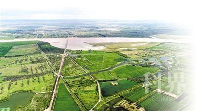 <p>    蓝天白云芦苇荡，波光碧影映鸟飞，如此美景在平罗县天河湾黄河湿地随处可见。经过不断治理和保护，我区黄河流域生态环境得到明显改善。</p>