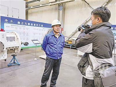 <p> 宁夏天地奔牛实业集团副总经理刘庆华接受媒体采访。</p>