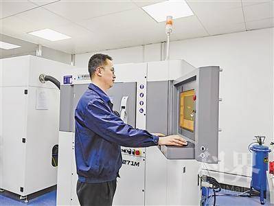 <p> 中色东方西材院钽铌增材制造中心生产线上,工人在操作机器。</p>