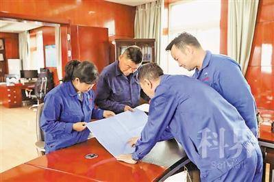 <p> 马学山劳模创新工作室的成员讨论项目进展。</p>