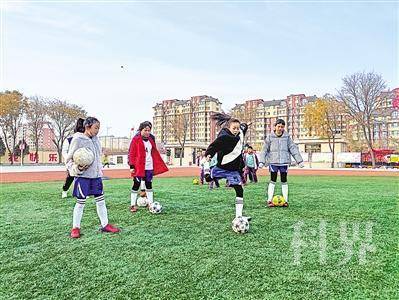 <p>　　校园足球强身健体。　　　</p><p>　　本报记者　苏峰　摄</p>
