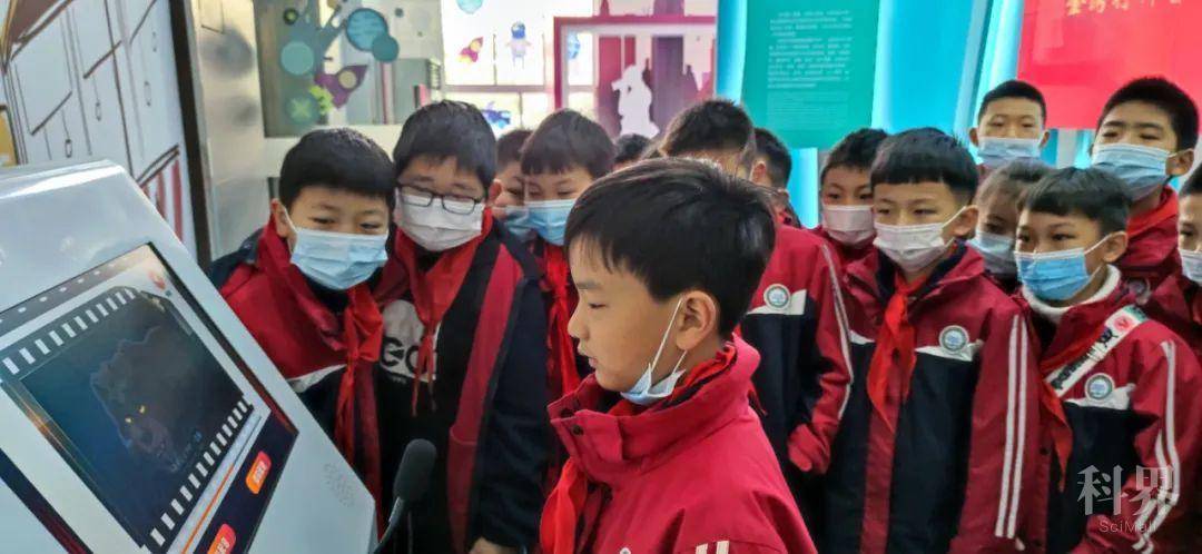 4 参观科普馆.jpg