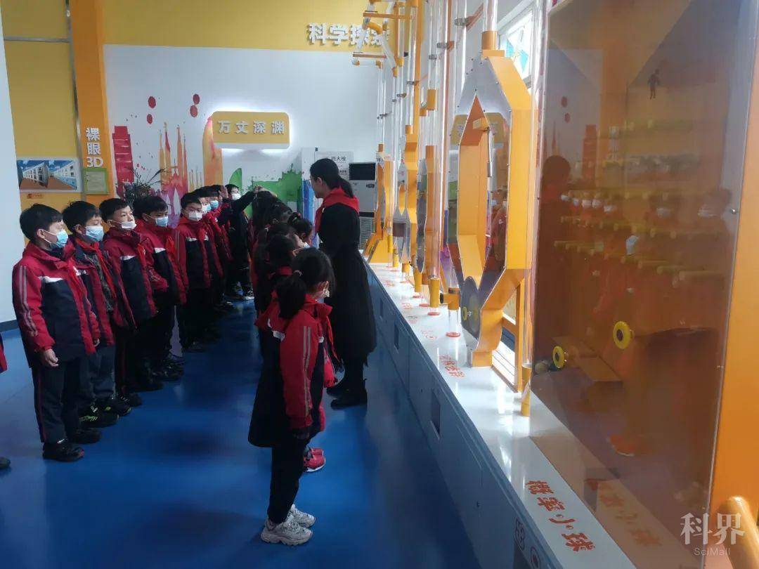 3 参观科普馆.jpg