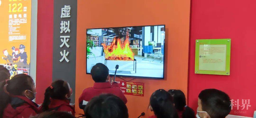 7 参观科普馆.jpg