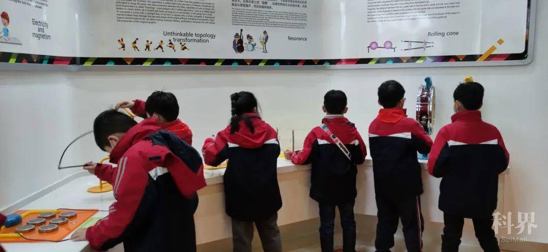 6 参观科普馆.jpg