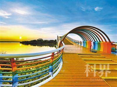 <p> 沙湖风景区,夕阳下清澈的湖面与蓝天交相辉映。</p>