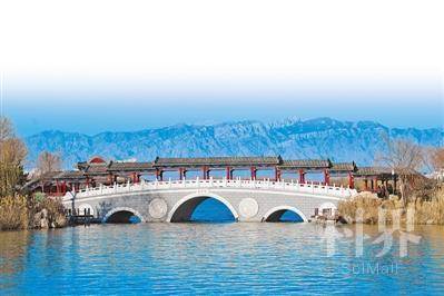 <p> 阅海湖畔,天蓝水清。本版图片均本报记者 马楠 摄</p>