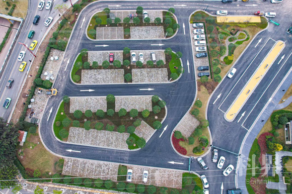 刘家坪停车场。通讯员 郭志如 摄