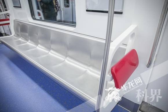 轨道9号线列车车厢座椅造型有所改进，乘坐更舒适。华龙网-新重庆客户端记者 李裕锟 摄